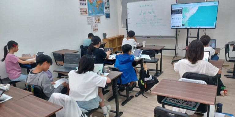 Exploring the Past, Together: Interacting with History through Hands-on Collaboration