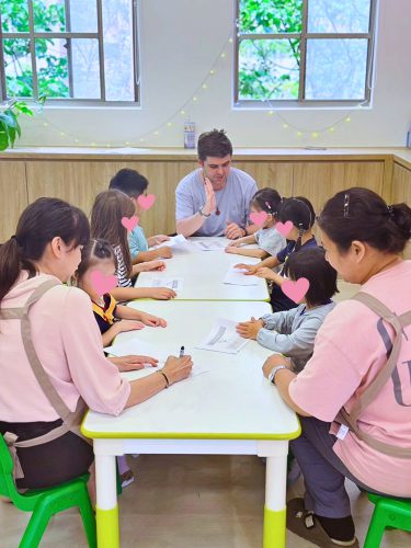 CTBC Preschool以品格教育為核心，聘請具備多年教學經驗的合格外師與專業幼教師資，豐富孩子的國際學習體驗。