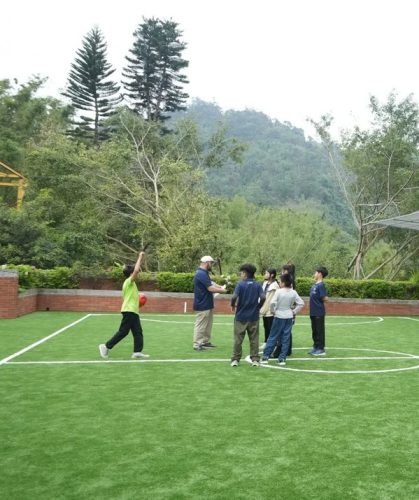 中信國際學校臺北校區於新店擁有萬坪森林校園，校園內建置完整K-12學制，讓孩子在自然的森林校園環境中盡情學習與探索。