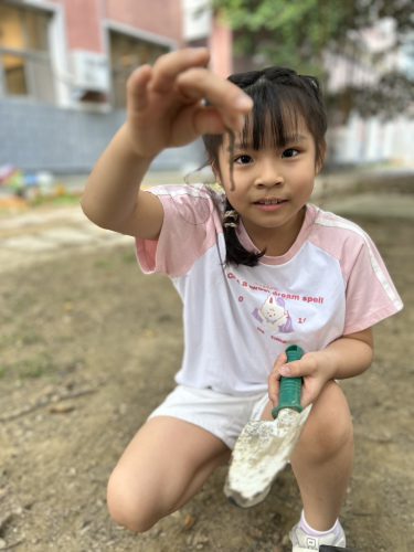 Sara found a juicy worm